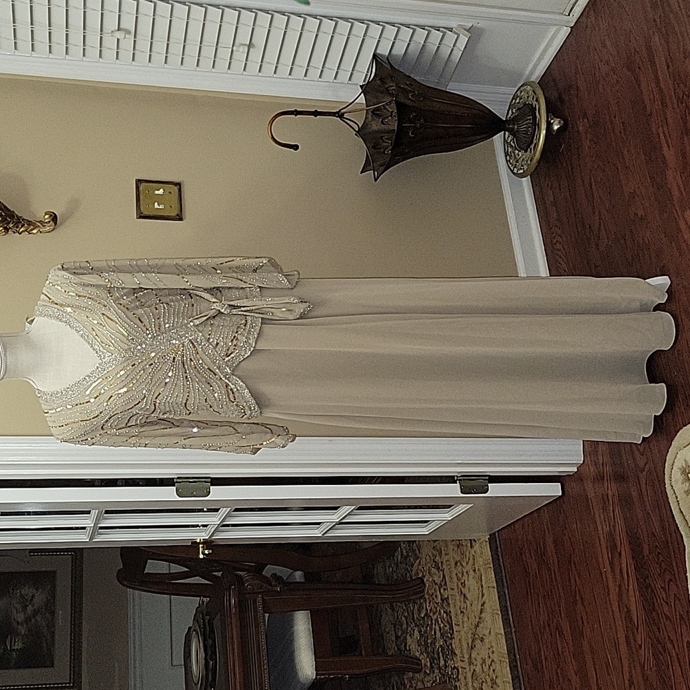 J Kara Champagne 3/4 sleeve Vneck beaded evening formal long dress size 8 New …
